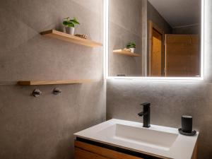 un baño con lavabo y espejo en Apartment Plein Soleil A 7 by Interhome, en Ovronnaz
