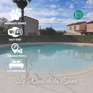 einem Pool mit blauem Wasser vor einem Gebäude in der Unterkunft Maison Les Rives de la Tour Aigues-Mortes - Proche des remparts - Idéalement situé in Aigues-Mortes