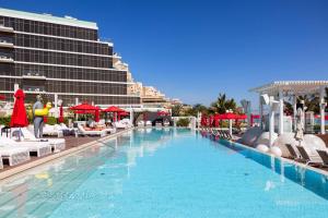 Bazén v ubytování Wyndham Residences The Palm nebo v jeho okolí