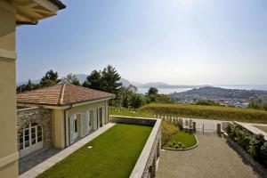 a view of a house with a grass yard at Villa Il Portico in Verbania