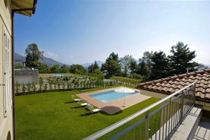 a backyard with a swimming pool and a fence at Villa Il Portico in Verbania