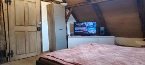 Postel nebo postele na pokoji v ubytování Gurten Galerie Zimmer CLOSE