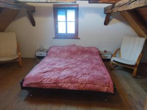 Postel nebo postele na pokoji v ubytování Gurten Galerie Zimmer CLOSE