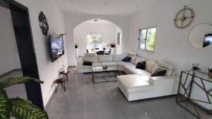 TV a/nebo společenská místnost v ubytování VILLA NAYELI Luxury and Simplicity