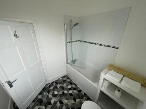 Ένα μπάνιο στο 2 bed apartment complete with bedding and towels +14 φωτογραφίες