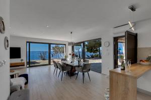 Μια τηλεόραση ή/και κέντρο ψυχαγωγίας στο Villa EagleStone - Isolated location that offers peace and tranquility