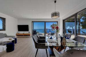 Μια τηλεόραση ή/και κέντρο ψυχαγωγίας στο Villa EagleStone - Isolated location that offers peace and tranquility