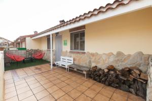 SiétamoCasa gratal en sietamo huesca的房屋旁的石墙庭院