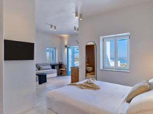 帕罗斯岛Casa Stellino的一间带床和电视的白色卧室