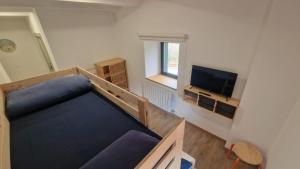 Televízia a/alebo spoločenská miestnosť v ubytovaní Albergue La Incera