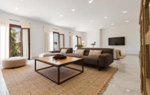 una sala de estar con un sofá y una mesa en The Gorge House, en Ronda 14 fotos más