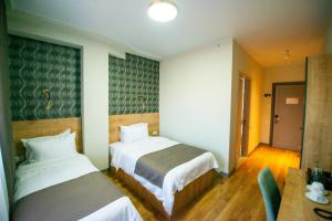 Postel nebo postele na pokoji v ubytování Astana Palace