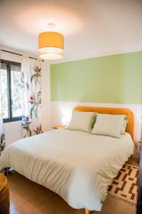 Ένα ή περισσότερα κρεβάτια σε δωμάτιο στο NoMad Home, avec 1 parking privé à 2 pas de La Cité Médiévale