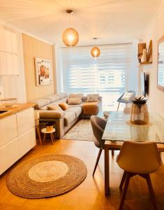 un soggiorno con un divano e un tavolo di A Xanela do Salnés a Ribadumia