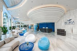 hol z niebiesko-białymi meblami w budynku w obiekcie Kora Beach Resort Phuket w mieście Bang Tao Beach +147 zdjęć