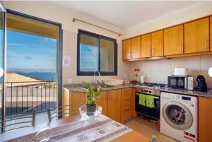 Η κουζίνα ή μικρή κουζίνα στο Remarkable 3-Bed House in Machico