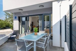 un patio con tavolo e sedie blu di Villa Vida a Vodice