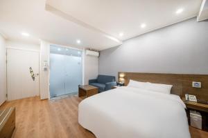 Postel nebo postele na pokoji v ubytování The 7 Business Hotel