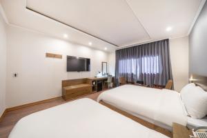 Postel nebo postele na pokoji v ubytování The 7 Business Hotel