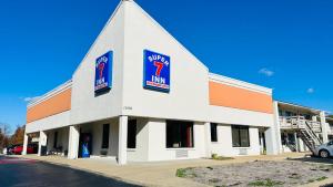 een gebouw met een marlijnbord aan de zijkant bij Super 7 Inn Tupelo in Tupelo