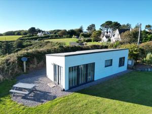 una casetta sul fianco di una collina di Dunmore East Ocean View Suite a Dunmore East