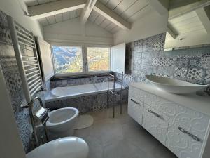 拉维罗Sotto 'o Sole的带水槽、马桶和浴缸的浴室 更多21张照片