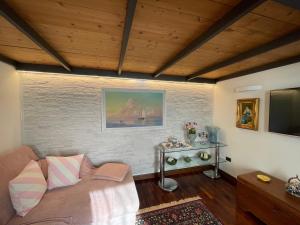 a living room with a couch and a table at Elena Casa Turistica in Padova