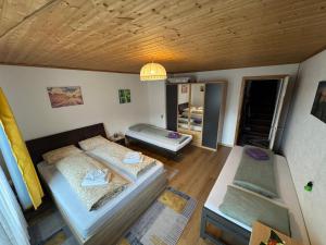 Postel nebo postele na pokoji v ubytování Ferienwohnung Sonnenseite Brienz