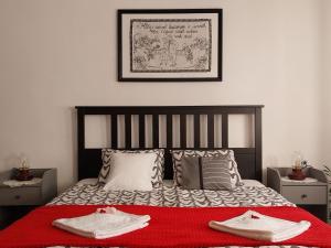 una camera da letto con un letto con due asciugamani sopra di Lankás Vendégház - Hollókő a Hollókő