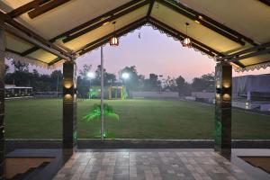 O grădină în afara VENKATESH RESORT Rahuri