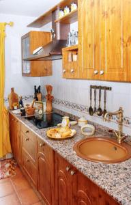 una cocina con fregadero y encimera en Welcoming house in Ávila with private parking, en Ávila