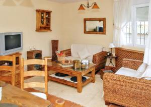 Una sala de estar con una mesa y un televisor. en Welcoming house in Ávila with private parking, en Ávila