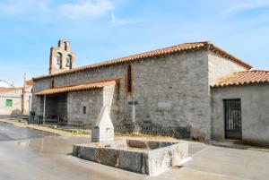 una iglesia con una estatua delante de un edificio en Welcoming house in Ávila with private parking, en Ávila