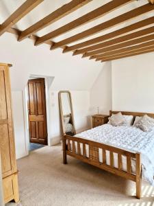 FinchampsteadにあるSpacious Double Bed Room Ensuite & Onsite Parkingの木製の天井が特徴のベッドルーム1室(ベッド1台付)