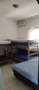Schlafsaal mit 3 Etagenbetten in der Unterkunft Paradise nook house in Itanhaém + 83 Fotos