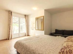 Postel nebo postele na pokoji v ubytování Gîte en Provence entre Pernes les fontaines et St Didier proche l'isle sur sorgues face Mont Ventoux Villa avec piscine + 13 fotografií