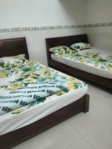 Postel nebo postele na pokoji v ubytování Nhà Nghỉ Kim Long gần Chùa Bà Châu Đốc