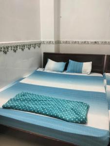 Postel nebo postele na pokoji v ubytování Nhà Nghỉ Kim Long gần Chùa Bà Châu Đốc