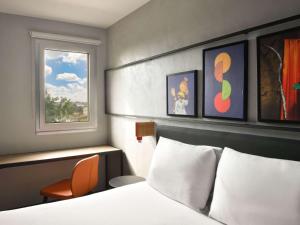 阿比让Ibis Styles Abidjan Plateau的一间有床和窗户的酒店房间