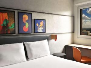 Ibis Styles Abidjan Plateau客房内的一张或多张床位