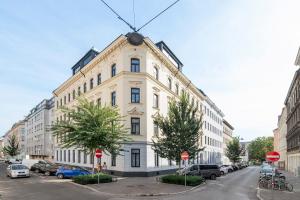 a large white building on a street with cars parked at easy-flat Rokitanskygasse - Apartments near Tram 43 to City Center in Vienna
