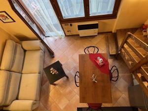 an overhead view of a table and chairs in a room at Apple House in Bianzano
