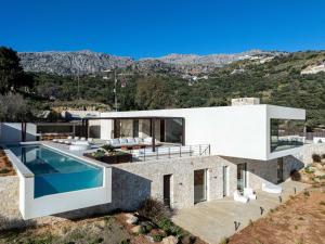 a house on a hill with a swimming pool at Jamyti Villa in Sellía