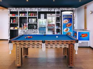 バルバセーナにあるibis budget Barbacenaの売店の前のビリヤード台