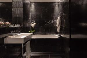 ห้องน้ำของ Anantara The Marker Dublin- A Leading Hotel of the World