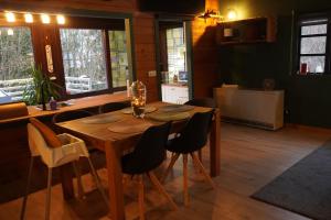 a wooden table in a kitchen with chairs around it at Tilli's Haus in Bömighausen