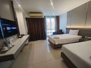 Postel nebo postele na pokoji v ubytování Crystal Suites Suvarnbhumi Airport