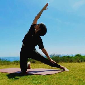 une femme faisant une pose de yoga sur un tapis de yoga dans l'établissement Dunmore East Holiday and Golf Resort Apartments, à Dunmore East