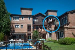 une grande maison avec une piscine devant dans l'établissement Arawi Apart, à Mar de las Pampas