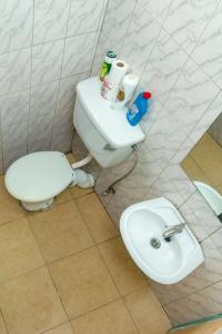 カンパラにあるesteez houseのトイレと洗面台のあるバスルーム +9枚の写真